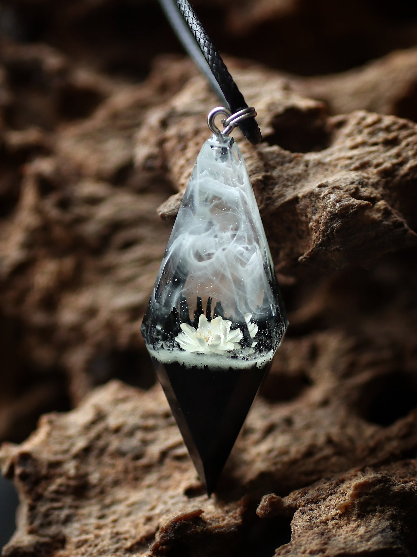 White Glixia Rhombus pendant