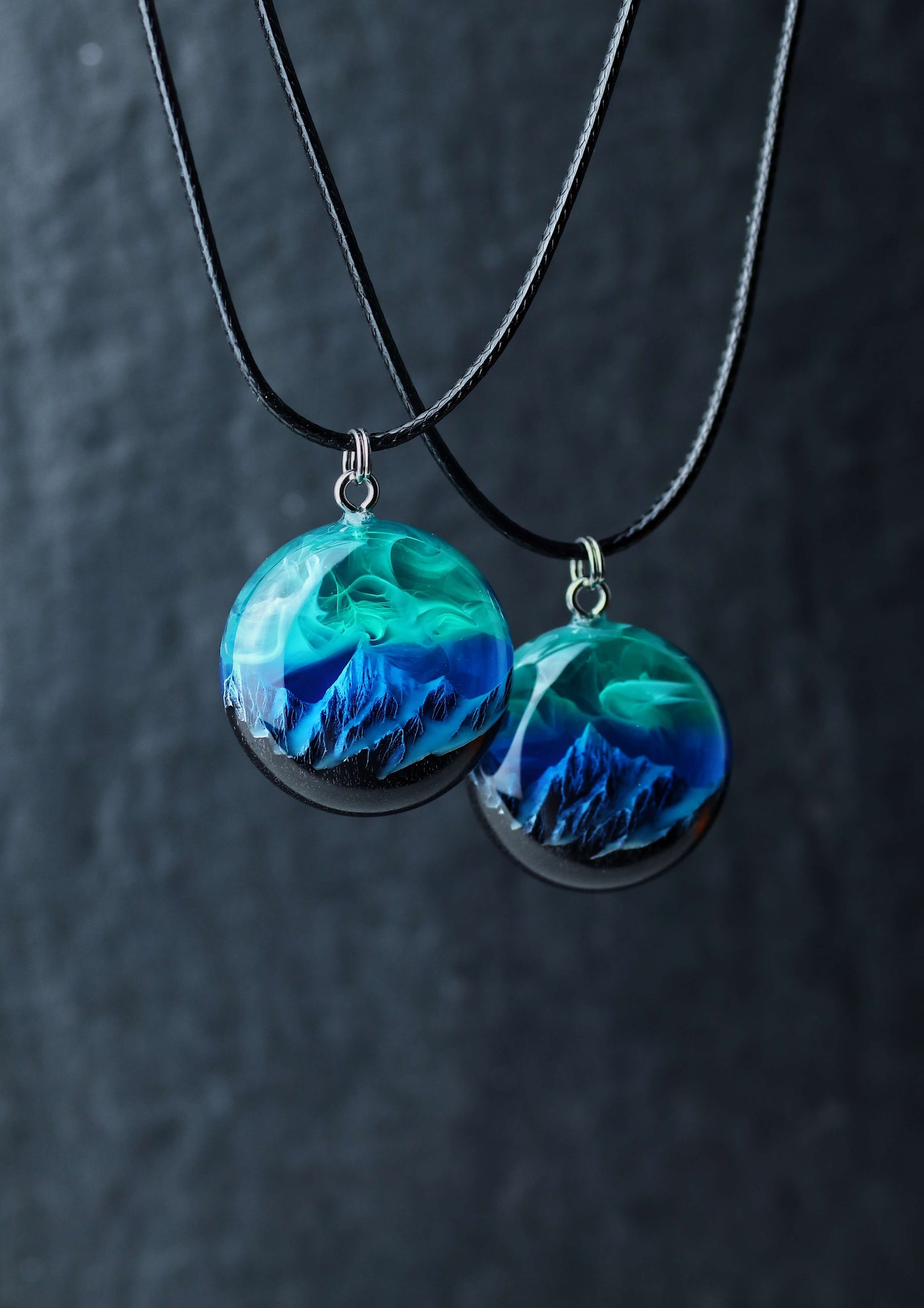 Northern lights Mountain Round pendant