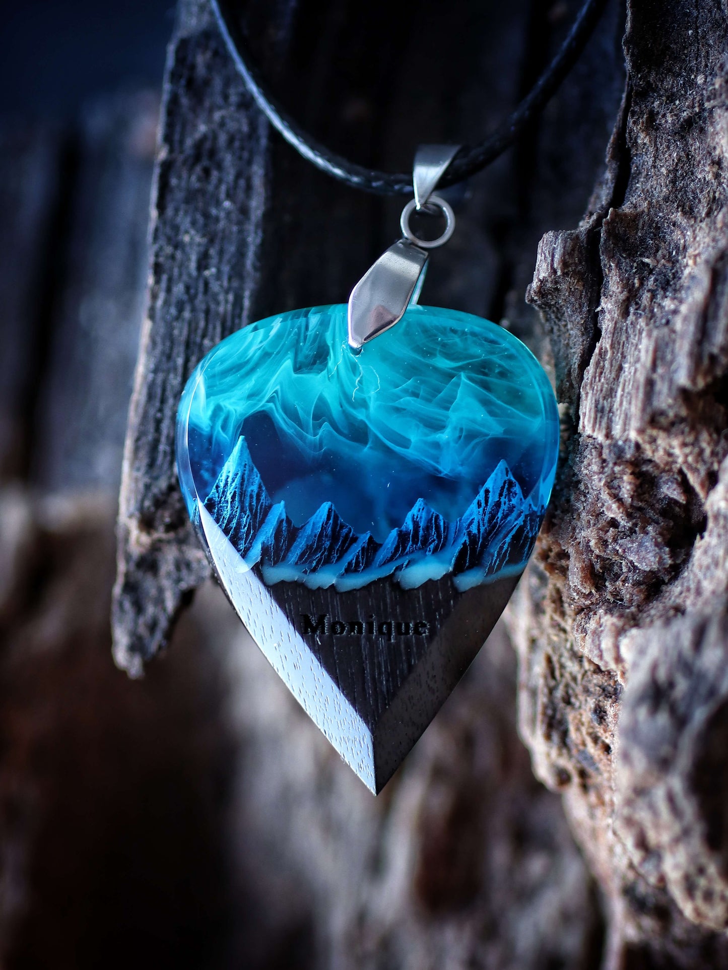 Northern lights Mountain guitar pick