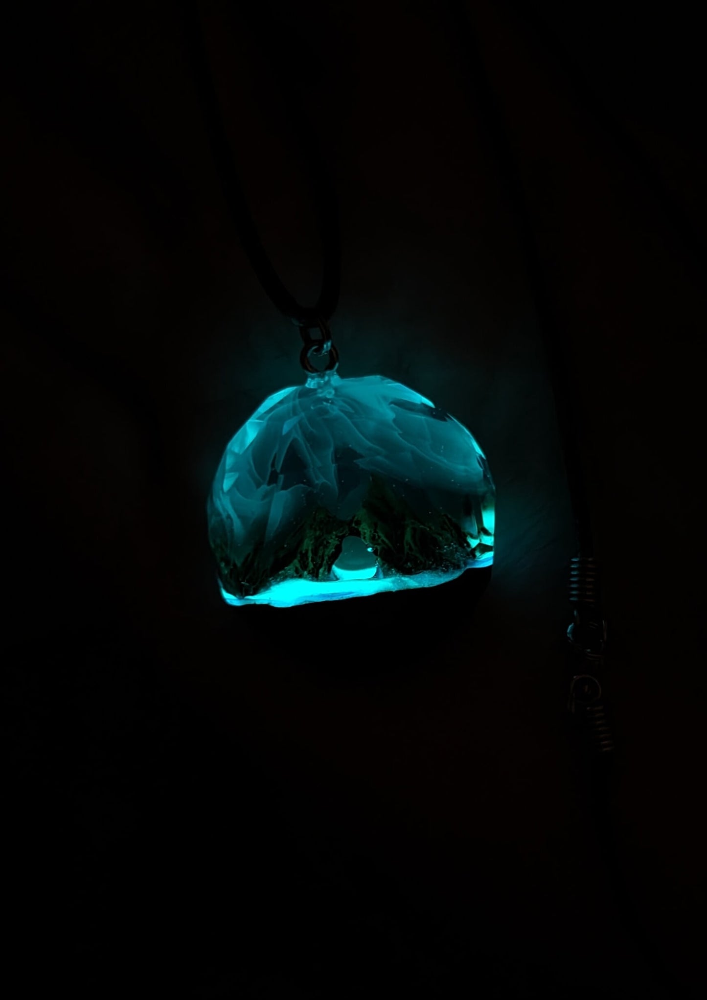 Summer island Round Mountain Faceted pendant