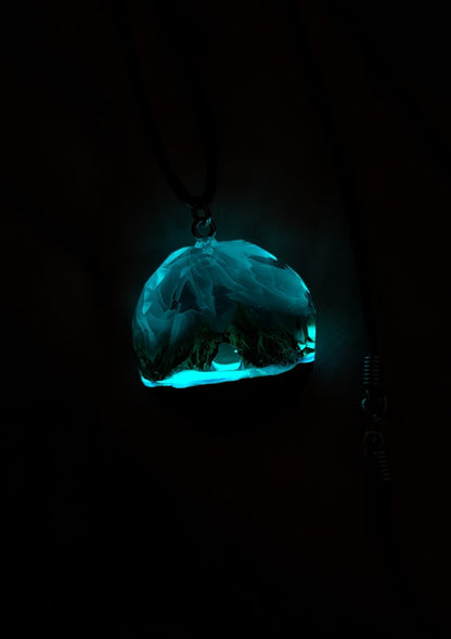 Summer island Round Mountain Faceted pendant