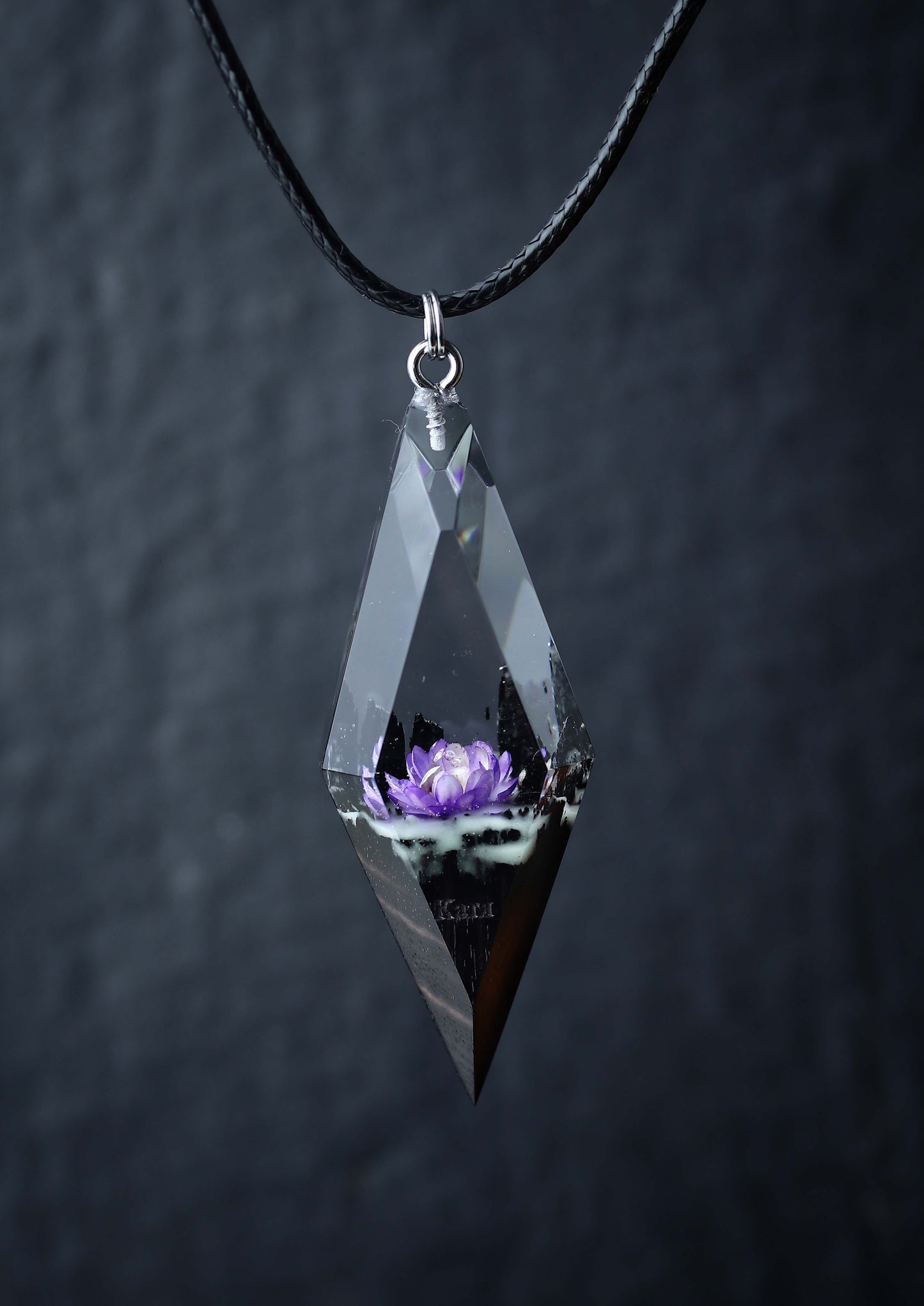 Violet Glixia Rhombus pendant