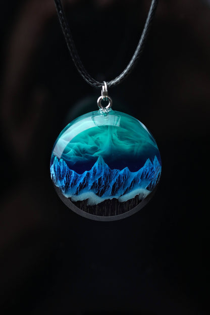 Northern ligts Mountain Round Faceted pendant