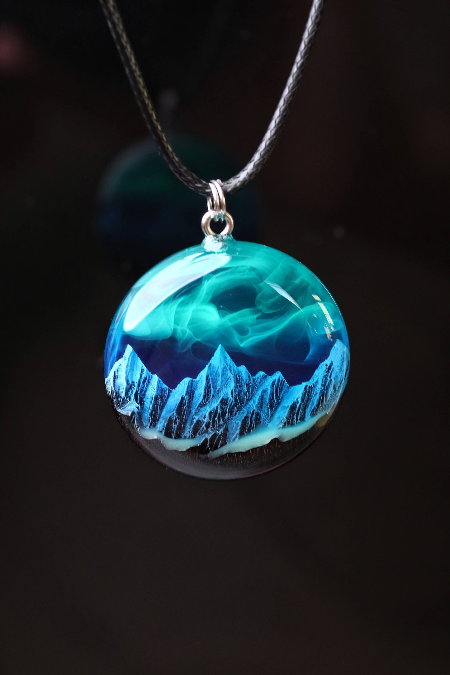 Northern lights Mountain Round pendant