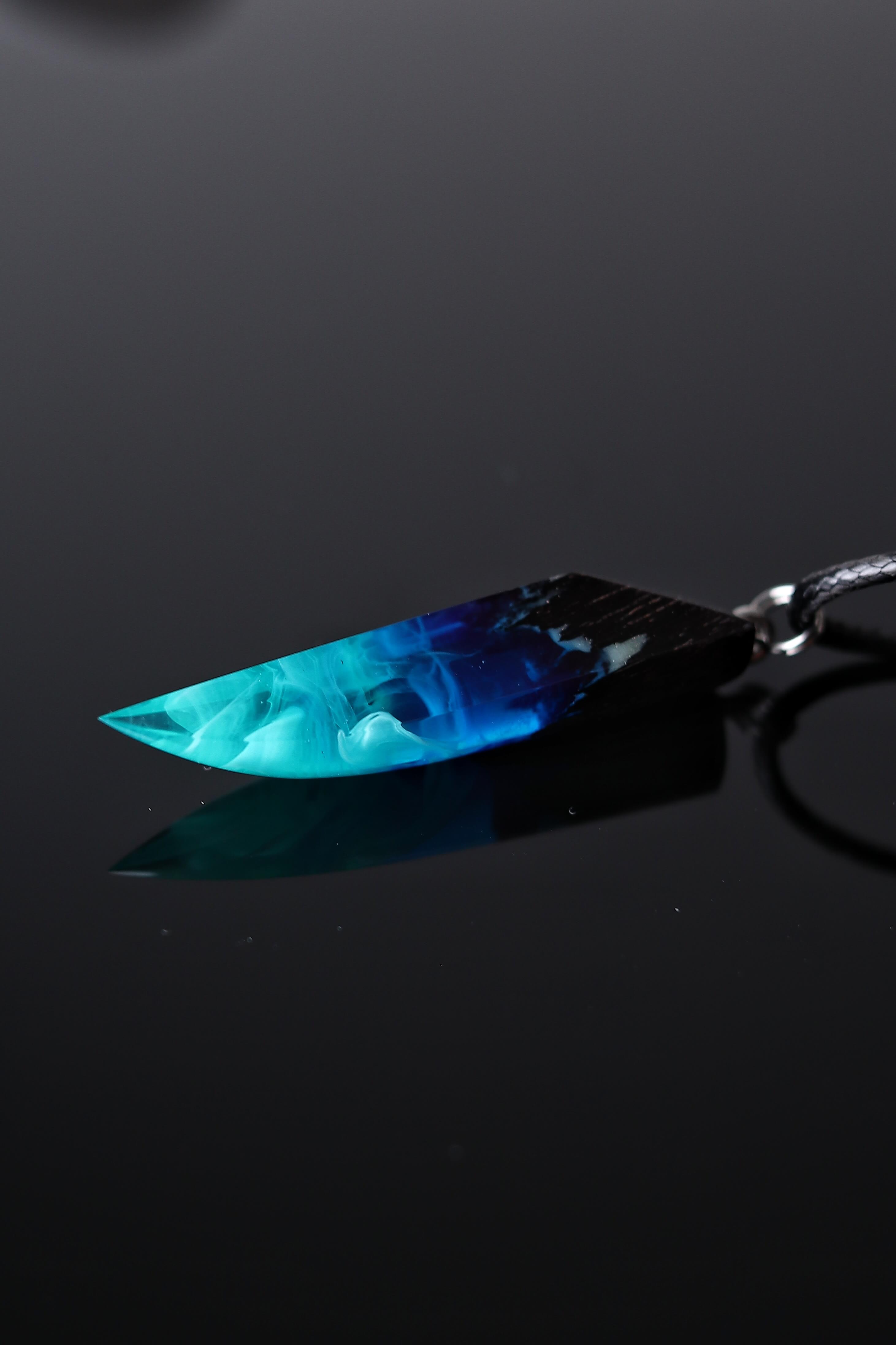 Northern lights Fang pendant – Woodmade.Wonderwood