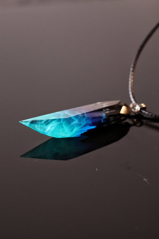 Northern lights Fang Faceted pendant