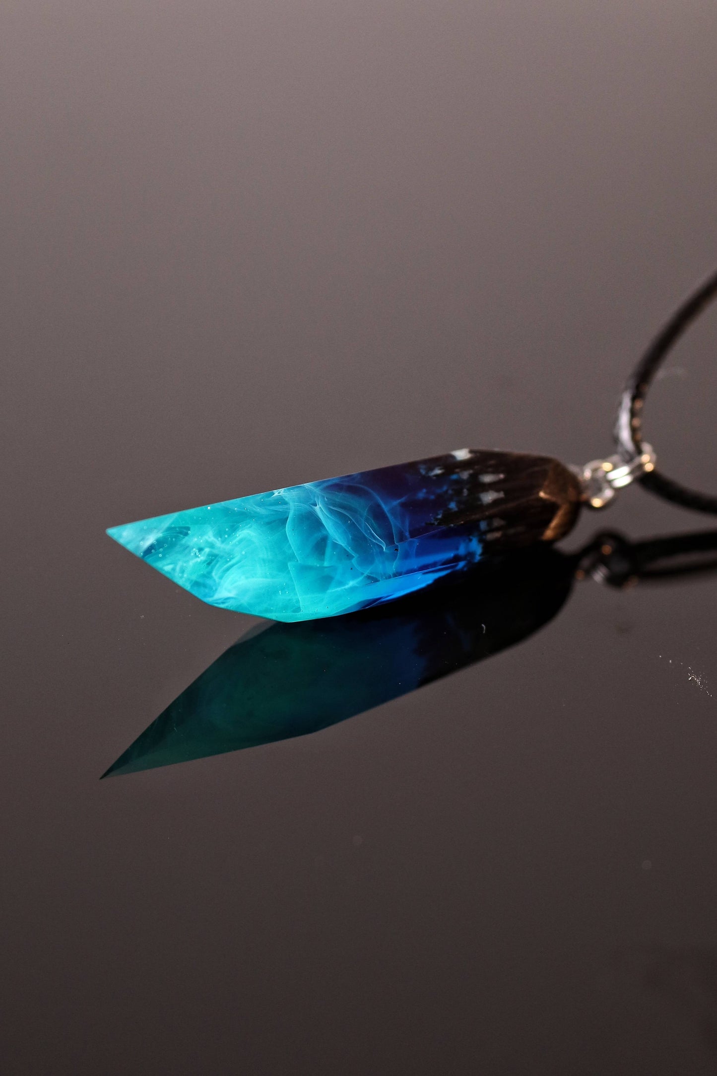 Northern lights Fang Faceted pendant