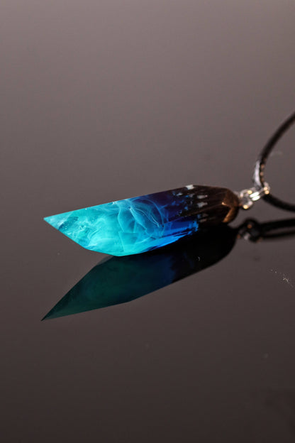 Northern lights Fang Faceted pendant