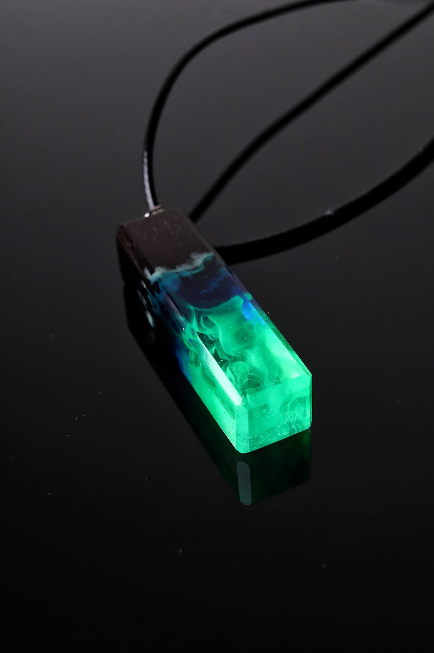 Emerald Aurora Bar pendant
