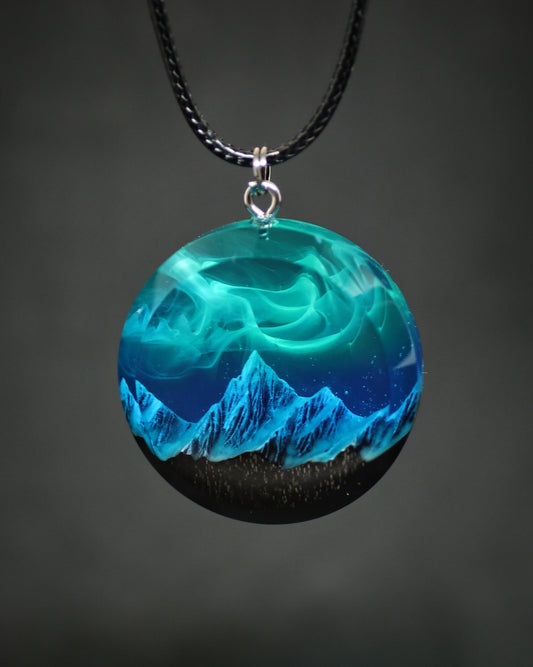 Epoxy resin and wood Northern ligts Mountain Round Faceted pendant