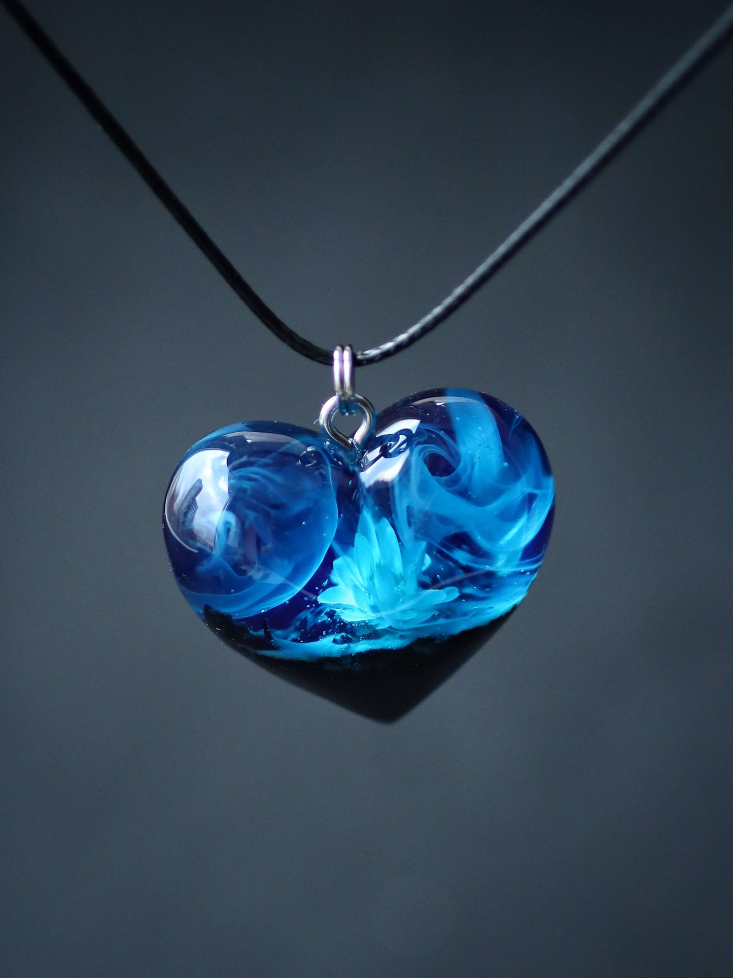 Glixia flower Blue Heart pendant