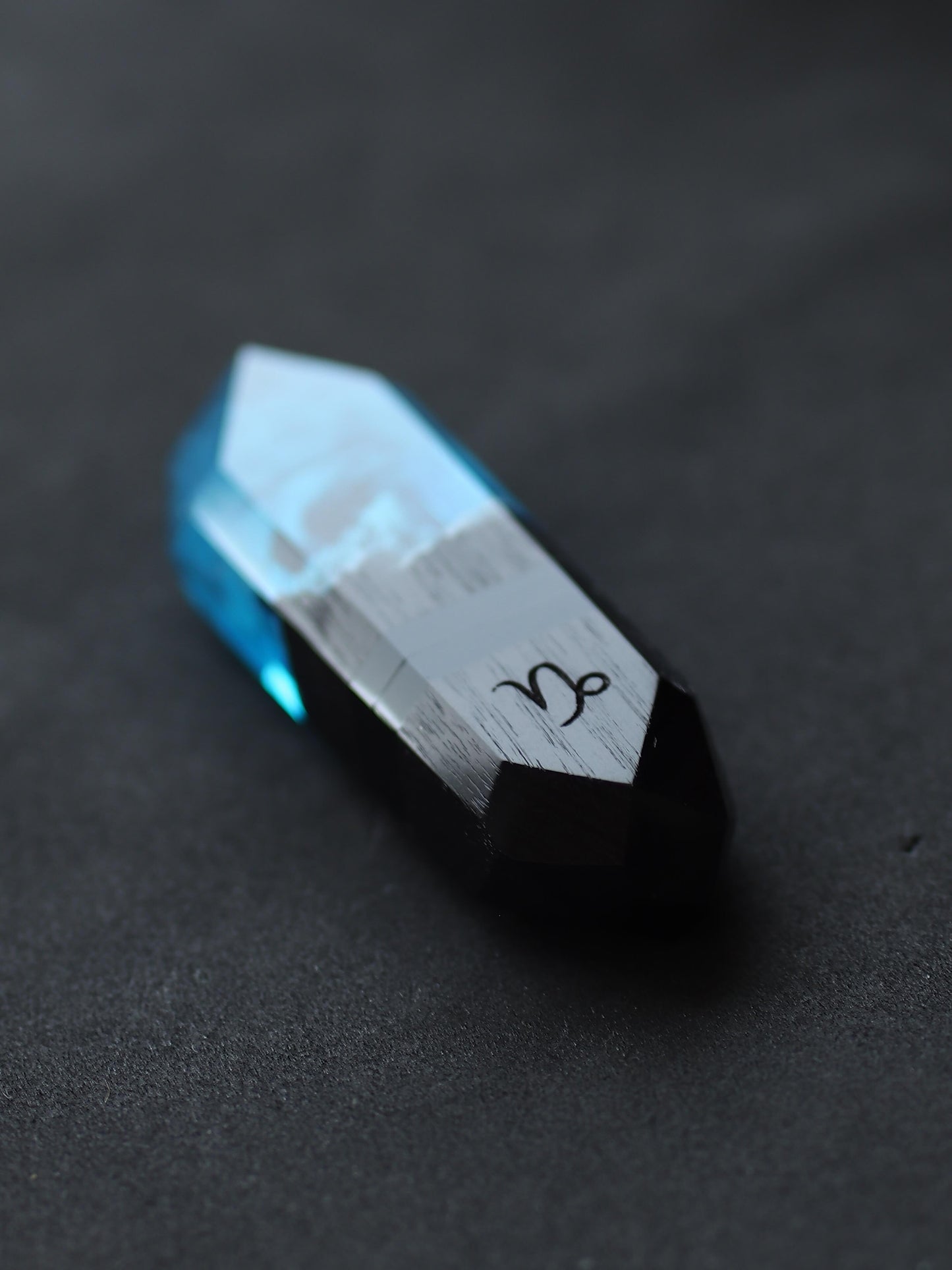 Crystal-shaped resin USB stick with polar night effect with engraving