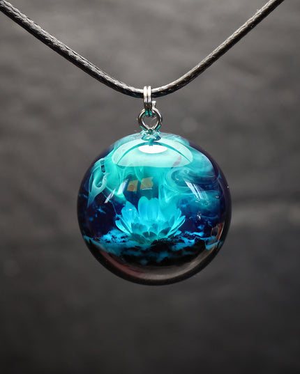 Epoxy resin and wood Northern light Flower Round pendant
