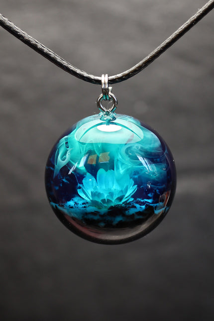 Epoxy resin and wood Northern light Flower Round pendant