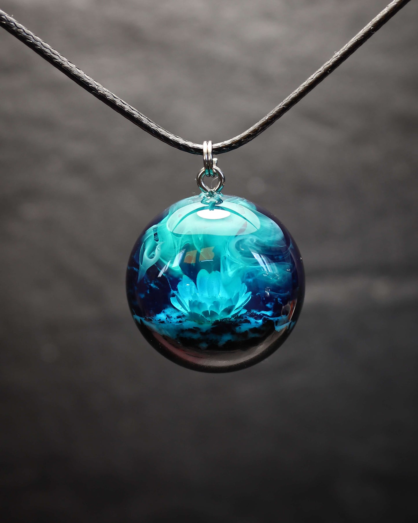 Northern light Glixia flower Round pendant