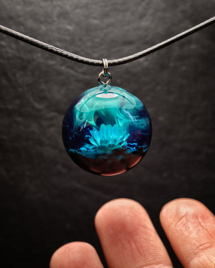 Epoxy resin and wood Northern light Flower Round pendant