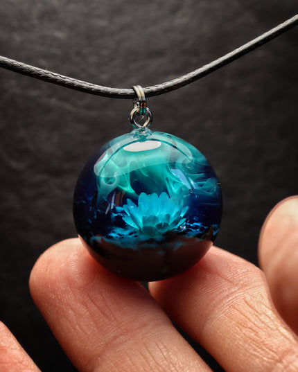 Epoxy resin and wood Northern light Flower Round pendant