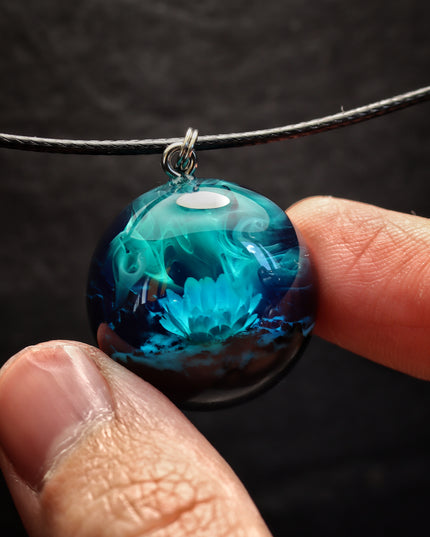 Epoxy resin and wood Northern light Flower Round pendant