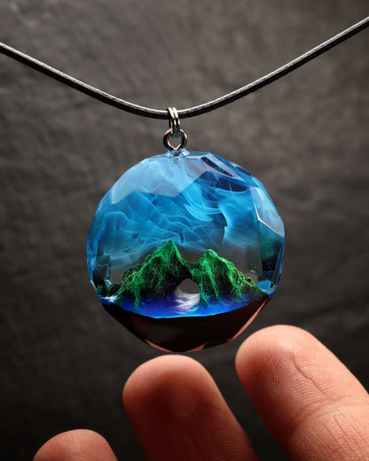 Summer island Round Mountain Faceted pendant
