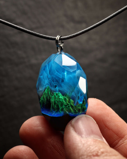 Summer island Round Mountain Faceted pendant