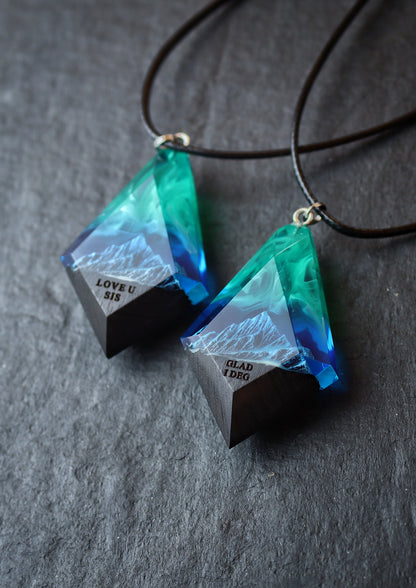 Epoxy resin and wood Mountain Northern lights Rhombus pendant