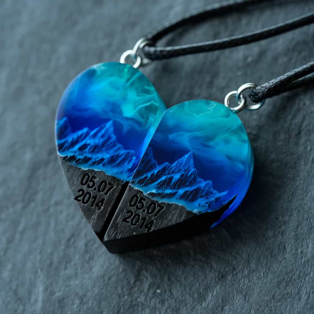 Couple heart Northern lights Mountain pendant Flat