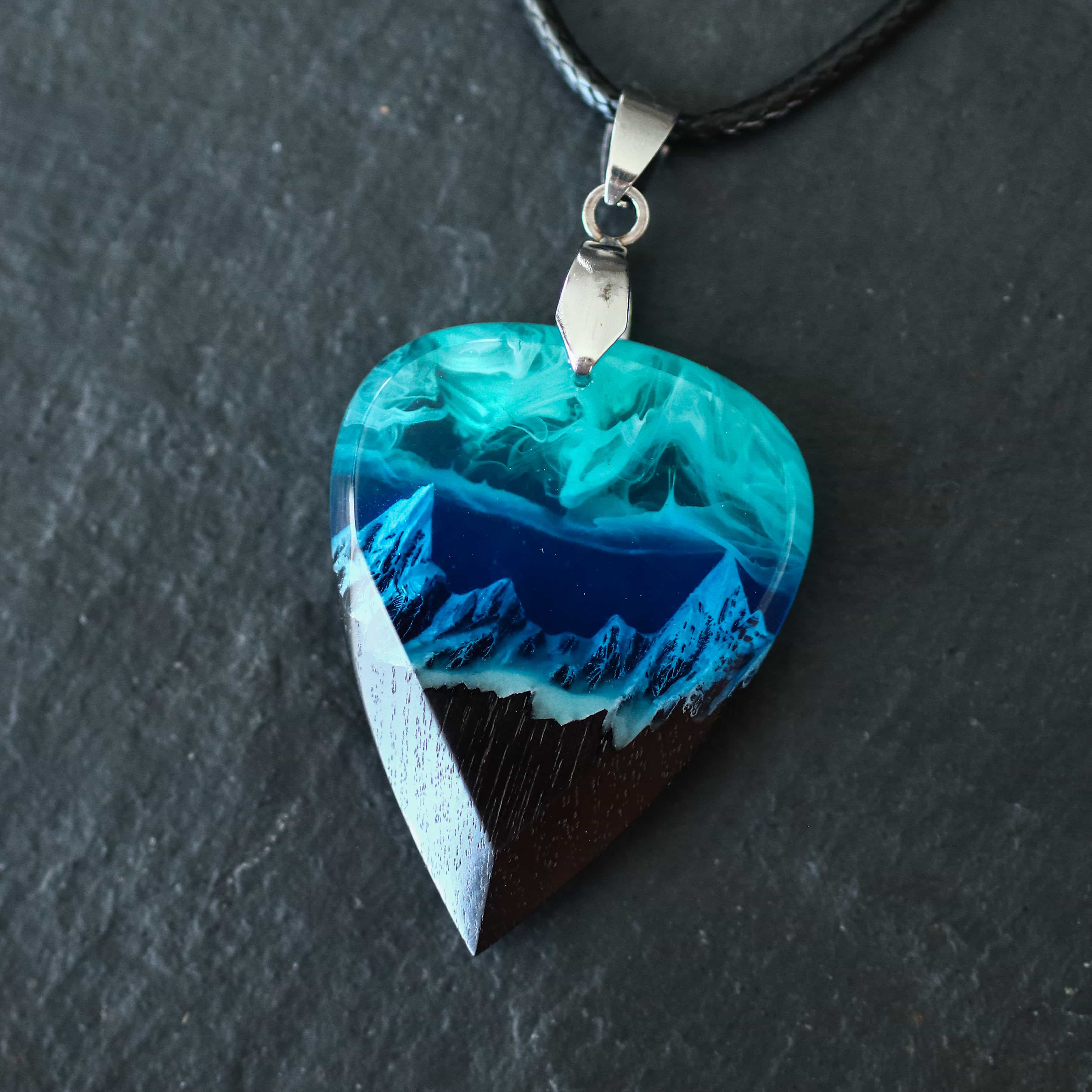 Northern lights Mountain guitar pick – Woodmade.Wonderwood