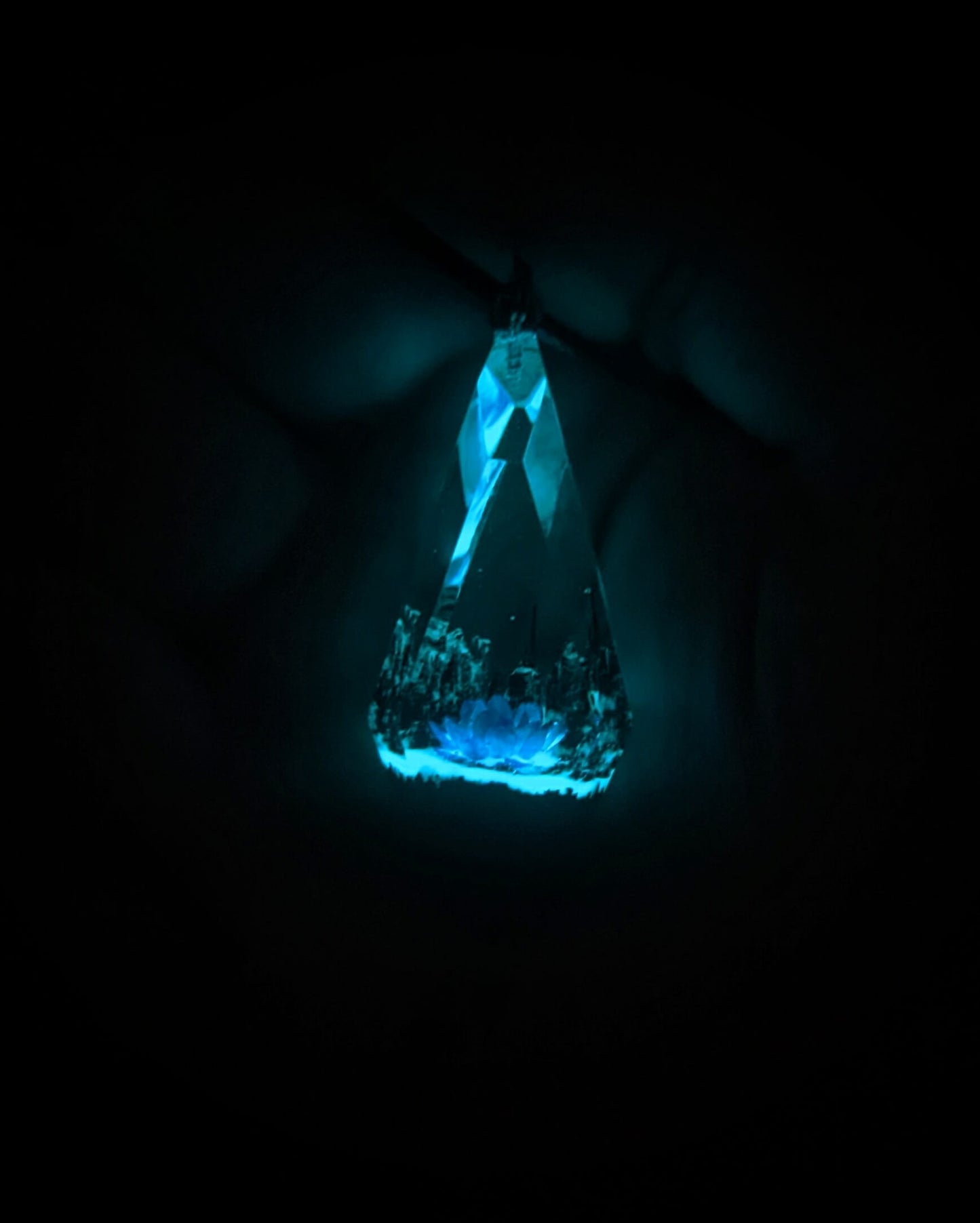 Violet Glixia Rhombus pendant