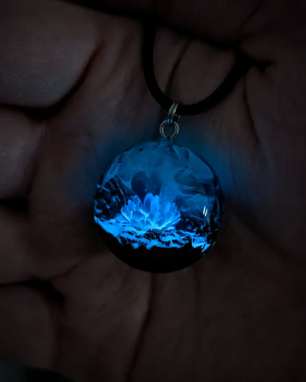Epoxy resin and wood Northern light Flower Round pendant