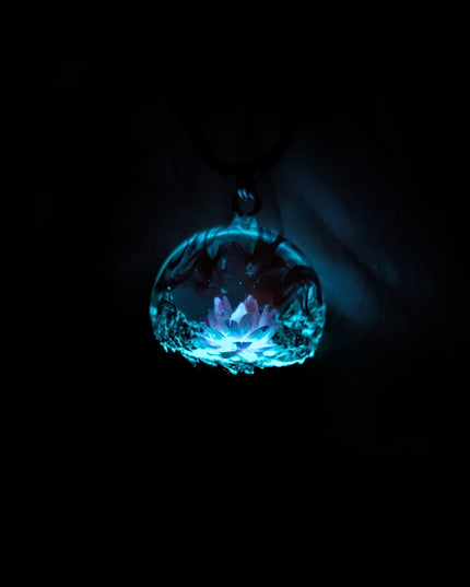 Epoxy resin and wood Red Flower Round pendant