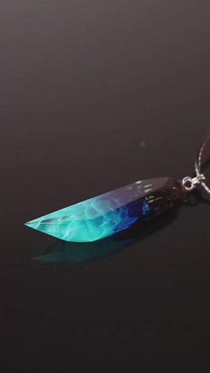 Northern lights Fang Faceted pendant
